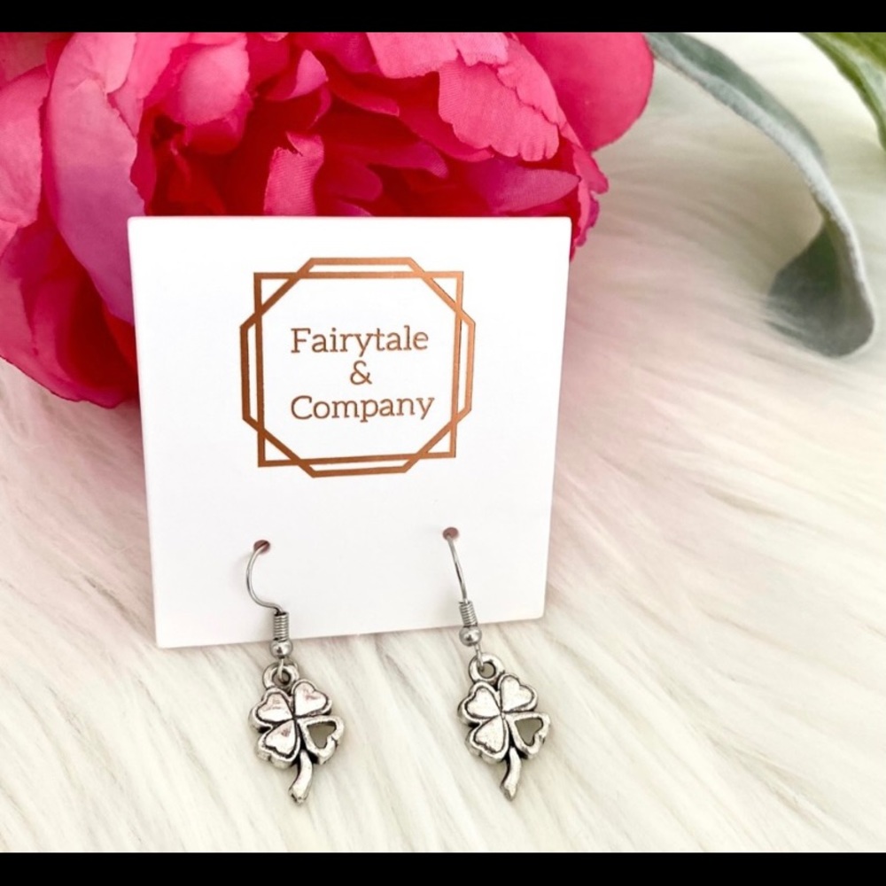 4-leaf clover St. Patrick’s lucky charm silver tone dangle earrings